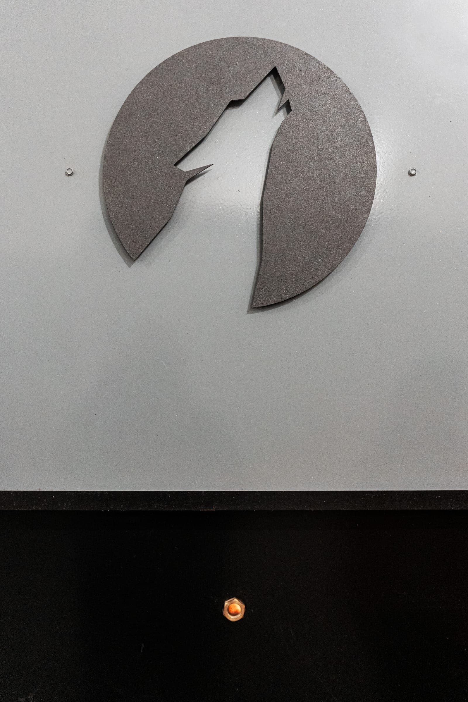 Logo vlka na kremační peci
